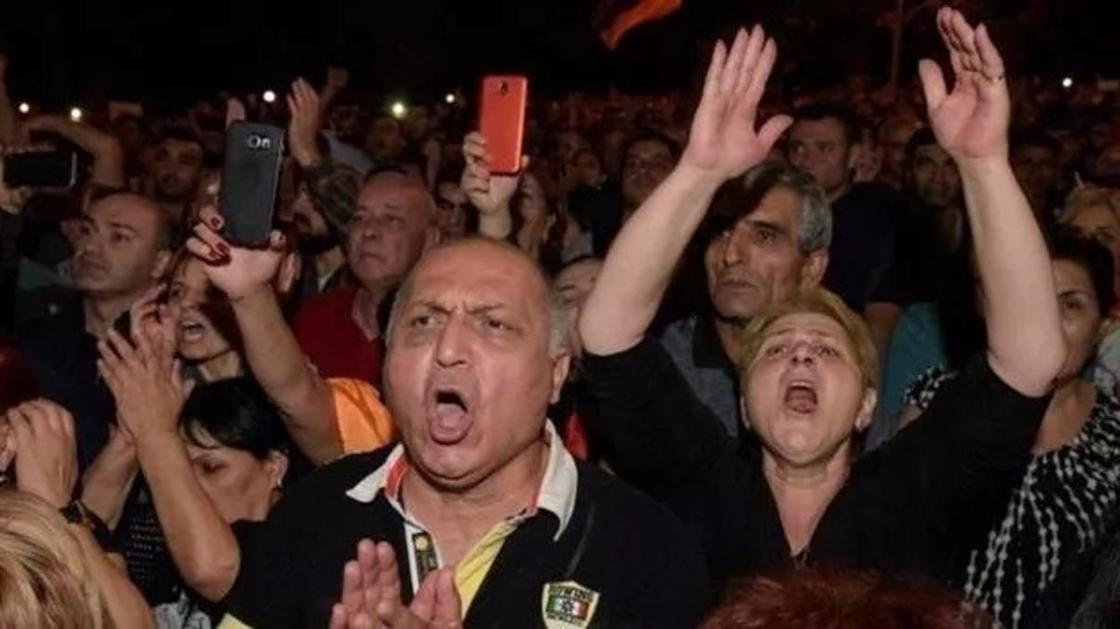 Армения: толпа сторонников Пашиняна окружила парламент. Они требуют досрочных выборов