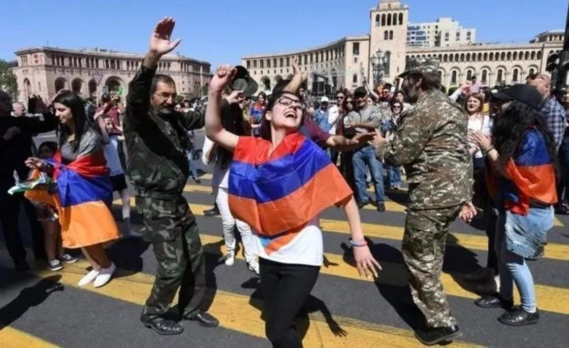 С музыкой и пирогами: как в Армении блокируют улицы и магистрали