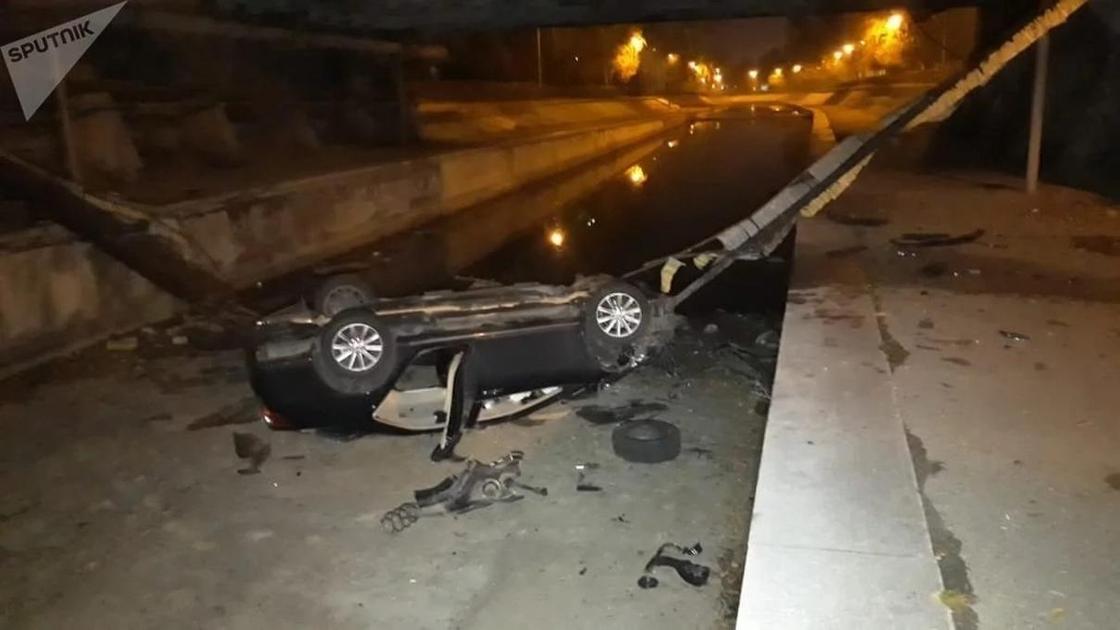 Автомобиль упал с моста в Алматы (фото)