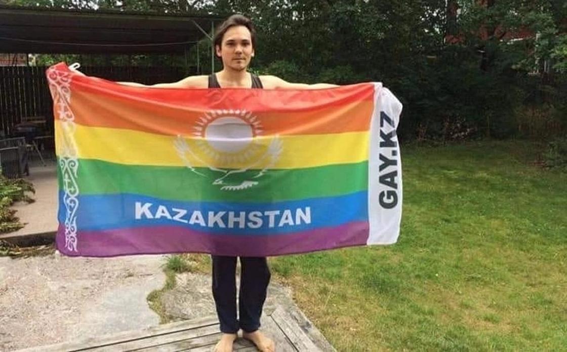 Олег Иванов с переделанным флагом Казахстана. Фото Facebook Олег Иванов с переделанным флагом Казахстана. Фото Facebook
