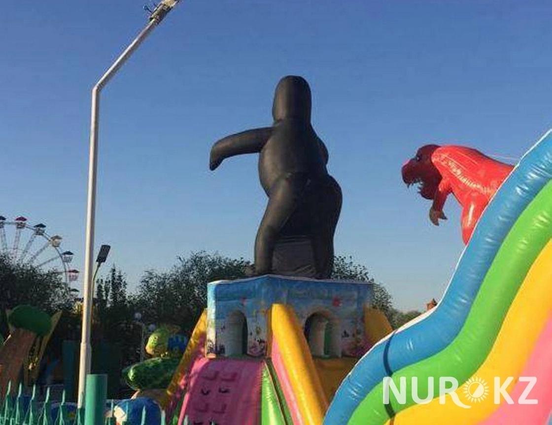 Батут с обезьяной вызвал скандал в Кызылорде