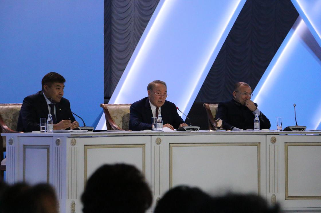 Назарбаев: В Казахстане детских домов быть не должно