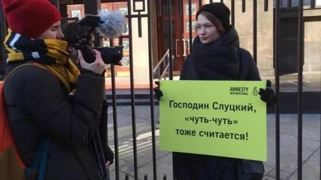 "Слуцкий, выходи, я тебя чуть-чуть потрогаю": пикеты у Думы против харассмента "Слуцкий, выходи, я тебя чуть-чуть потрогаю": пикеты у Думы против харассмента