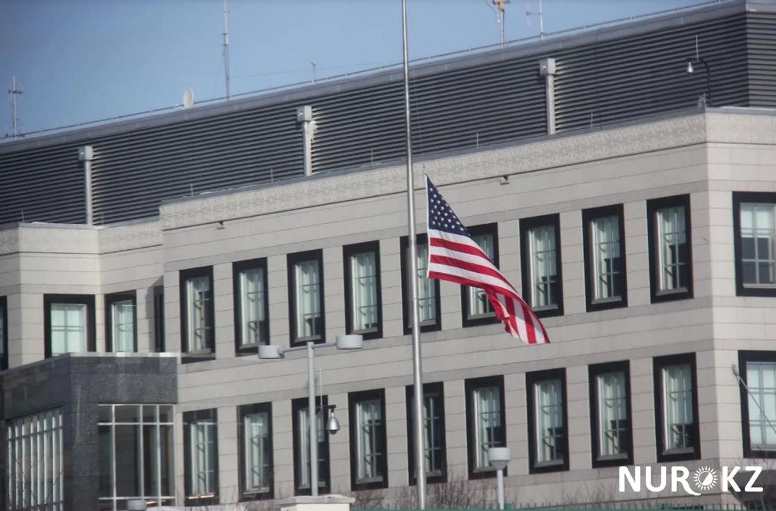 В посольстве США в Астане объяснили, почему приспущен флаг у здания (фото)