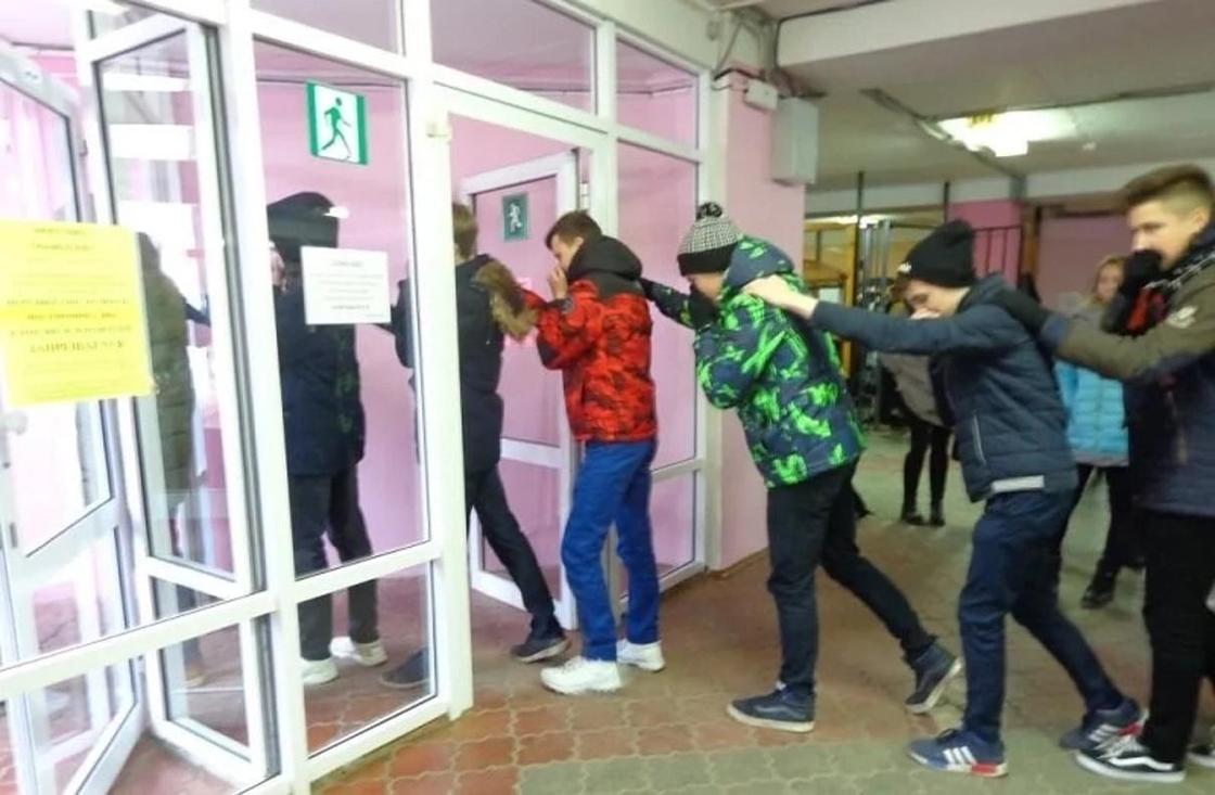Как спастись, помочившись на одежду: Научите детей, что делать при пожаре в здании Как спастись, помочившись на одежду: Научите детей, что делать при пожаре в здании