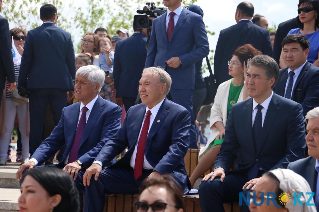 Как Назарбаев угощал Джаксыбекова и Исекешева алматинским апортом (фото)