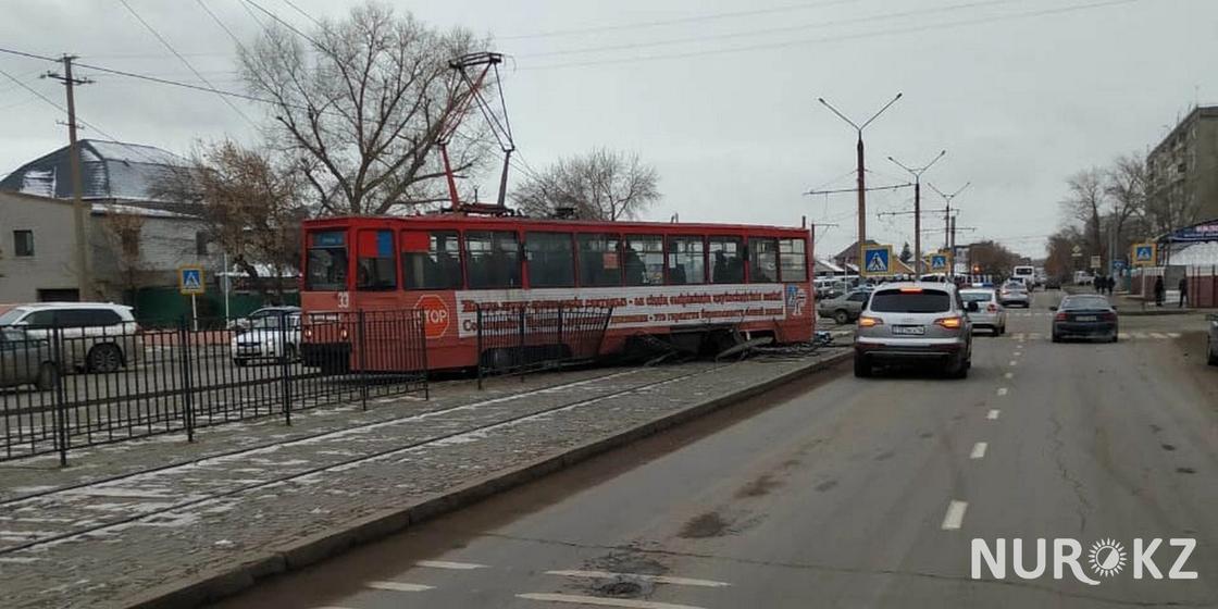 Трамвай сошел с рельс и снес опору в центре Павлодара (фото)