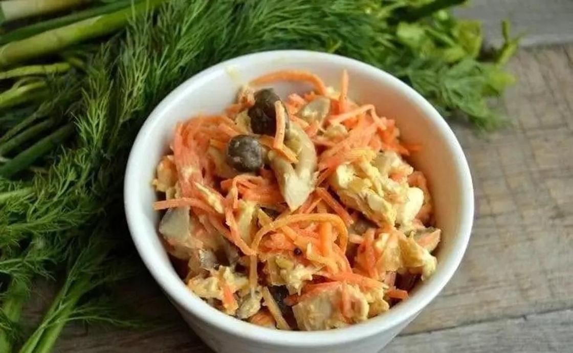 Салат с курицей, морковью и грибами