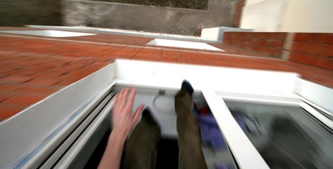 Мужчина пытался спрыгнуть из окна девятого этажа высотки в Астане
