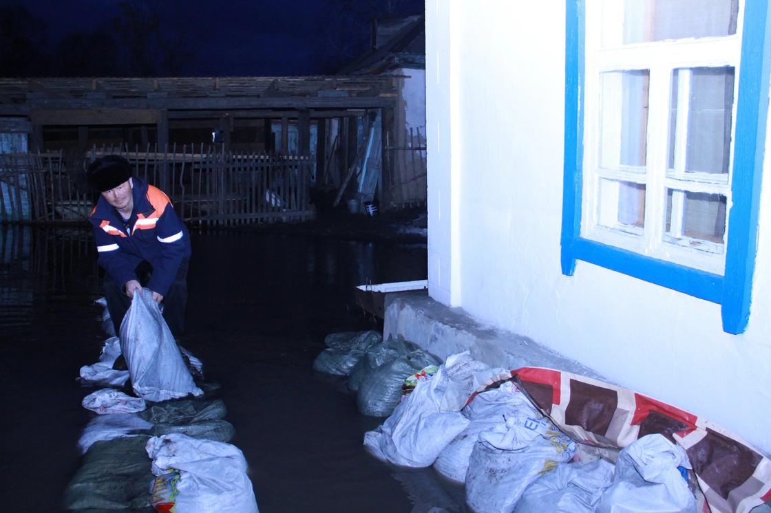 «Мы купим вам новый дом»: Даниал Ахметов успокоил жителей подтопленных сел ВКО (фото)