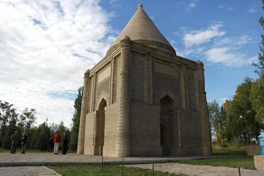 The mausoleum of aisha bibi 8 grade