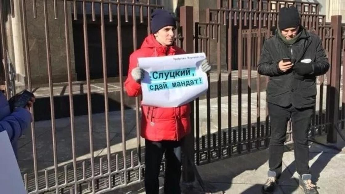 "Слуцкий, выходи, я тебя чуть-чуть потрогаю": пикеты у Думы против харассмента "Слуцкий, выходи, я тебя чуть-чуть потрогаю": пикеты у Думы против харассмента