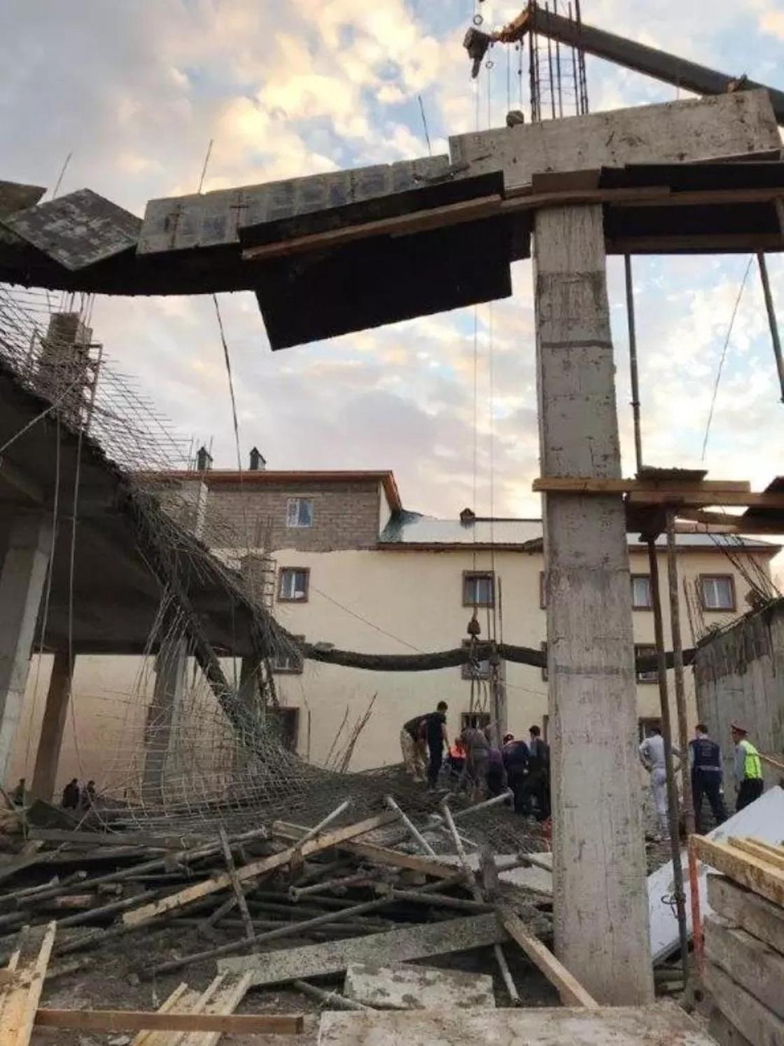 Строящийся коттедж рухнул в Астане: под завалами оказались рабочие (фото)