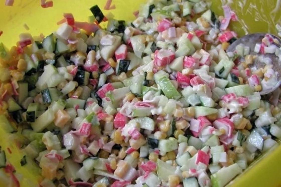 Крабовый салат: рецепт без риса