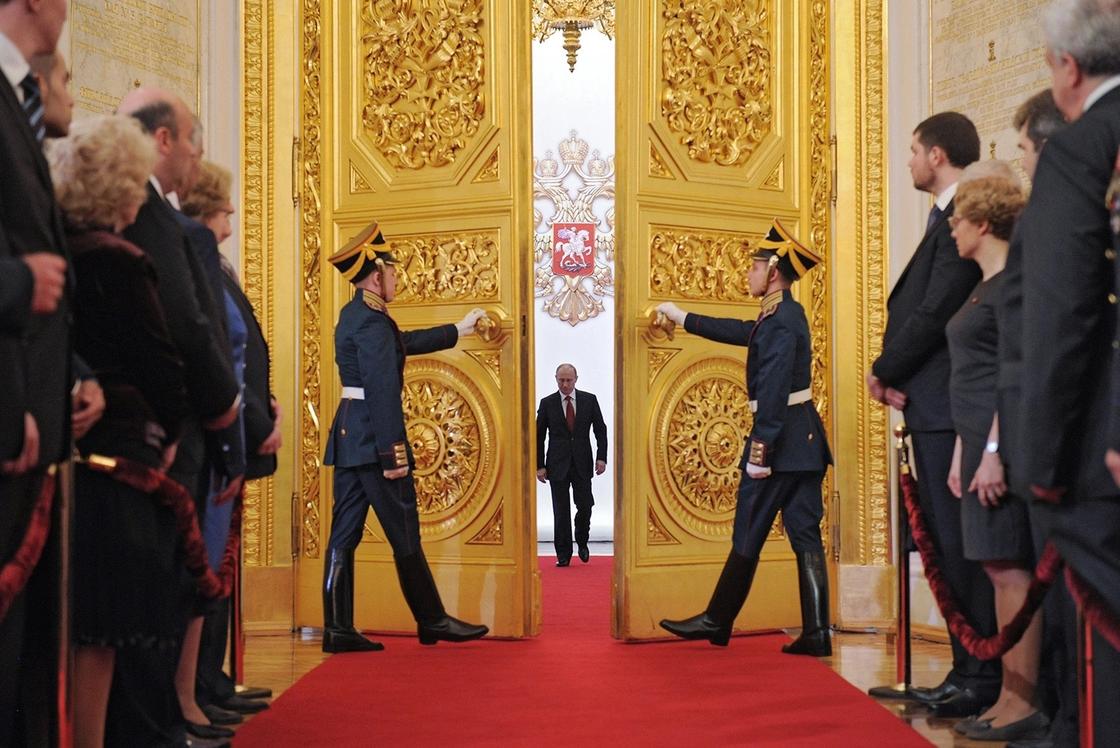 Путин официально вступил в должность президента России Путин официально вступил в должность президента России