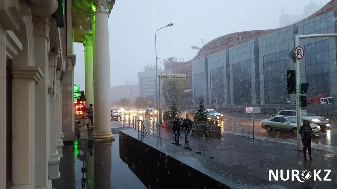 Град, дождь и зимняя вьюга: в Астане выпал снег (фото, видео)