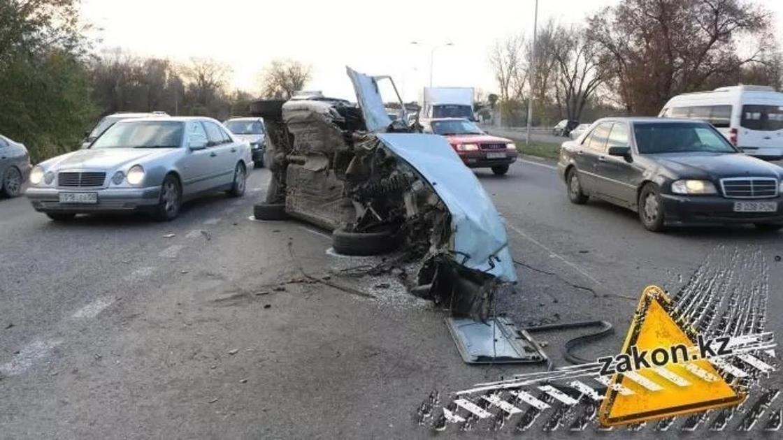 Авто разорвало на куски: массовая авария произошла на трассе под Алматы (фото, видео)