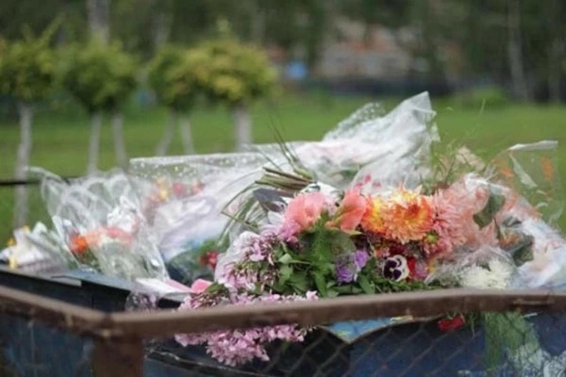 Учителя выбросили недорогие цветы после торжественной линейки в Карагандинской области