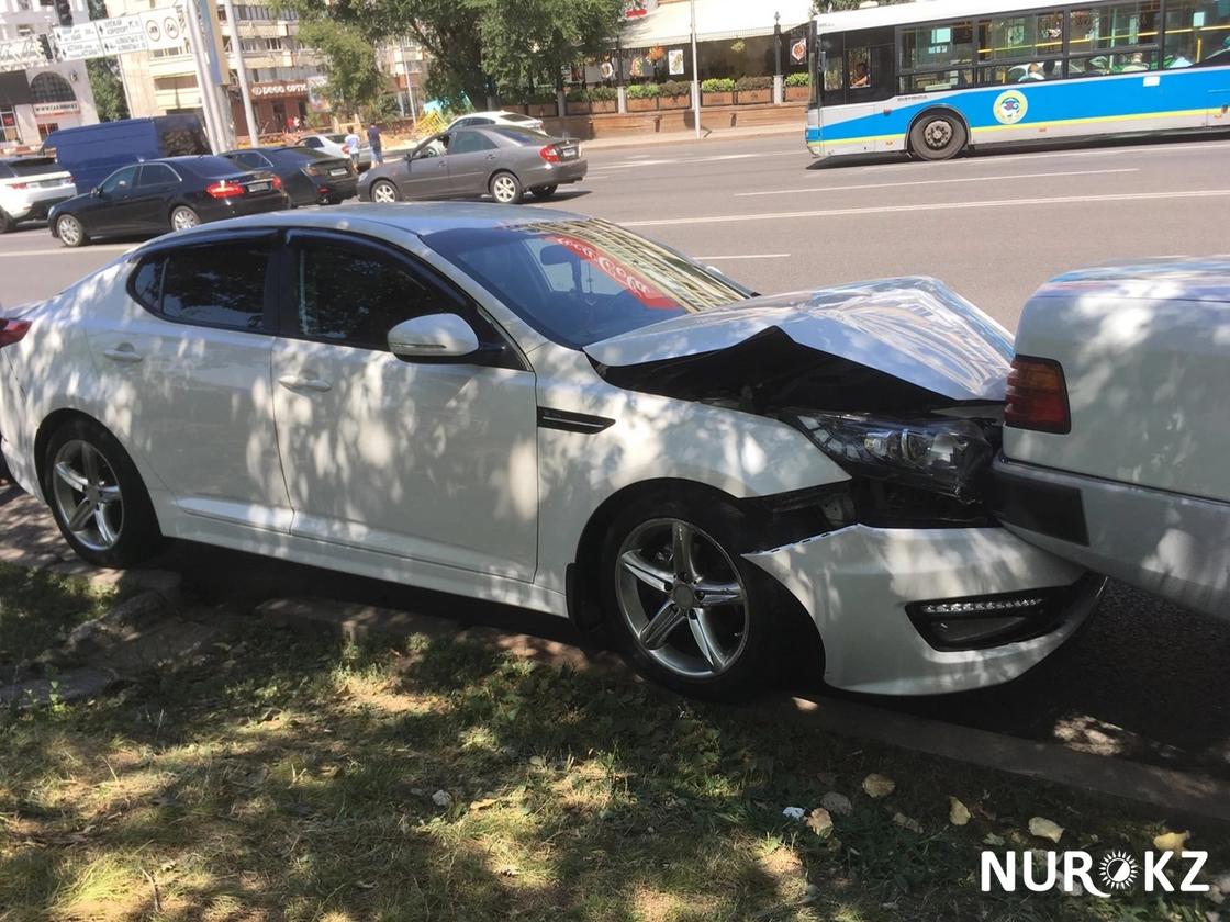 8 машин протаранила фура из-за уснувшего водителя в центре Алматы (фото, видео)