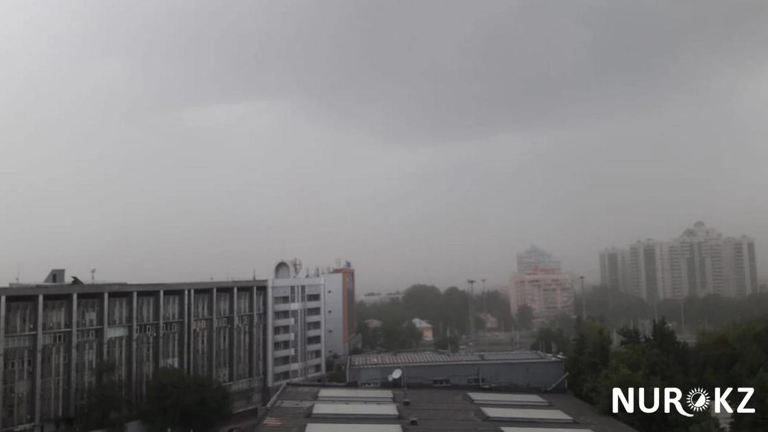 Алматы накрыла страшная пыльная буря (фото)