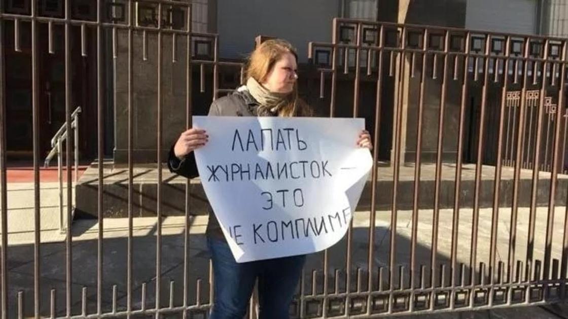"Слуцкий, выходи, я тебя чуть-чуть потрогаю": пикеты у Думы против харассмента "Слуцкий, выходи, я тебя чуть-чуть потрогаю": пикеты у Думы против харассмента