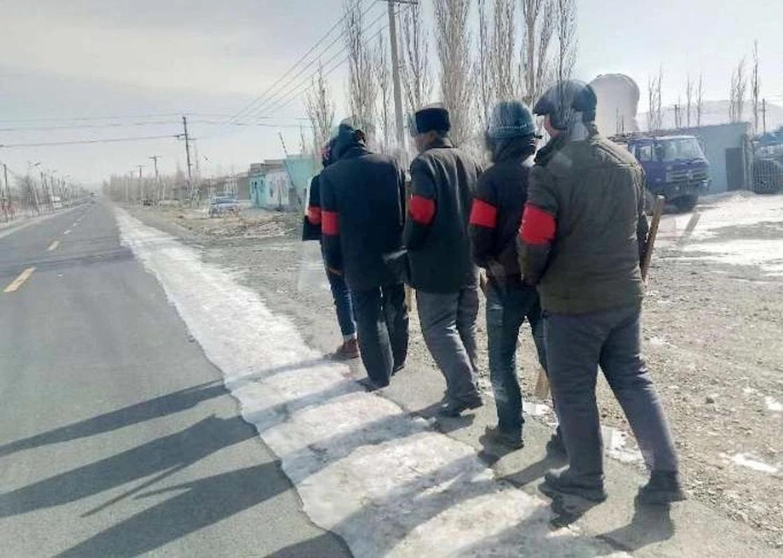 Қытайлық полиция көшені тінтуде. Фото: ChinaAid Қытайлық полиция көшені тінтуде. Фото: ChinaAid