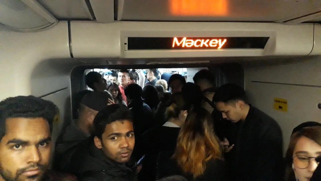 Поезд метро не кидает из-за резких торможений, как наземный транспорт