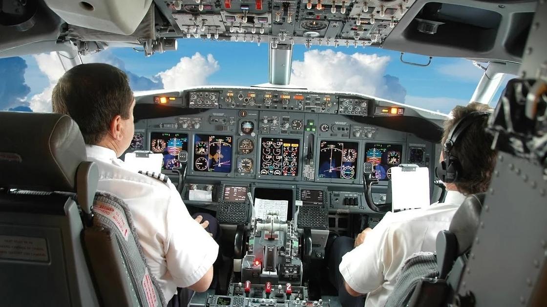 После девальвации зарплаты иностранных пилотов стали больше, чем у казахстанцев
