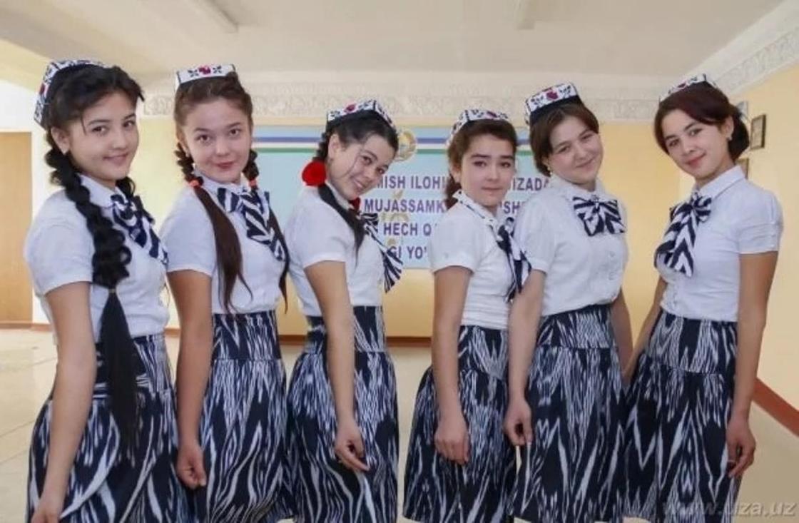 Школьников в Узбекистане обязали приходить на уроки в тюбетейках