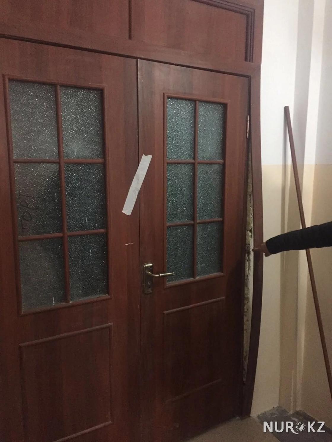 Шымкентте облыс әкімінің өзі кілтін табыстаған үйлер шетінен қирап жатыр (фото) Шымкентте облыс әкімінің өзі кілтін табыстаған үйлер шетінен қирап жатыр (фото)
