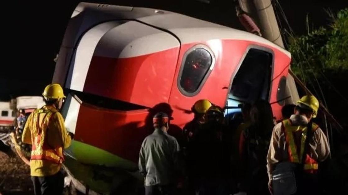 На Тайване сошел с рельсов поезд, погибли 22 человека