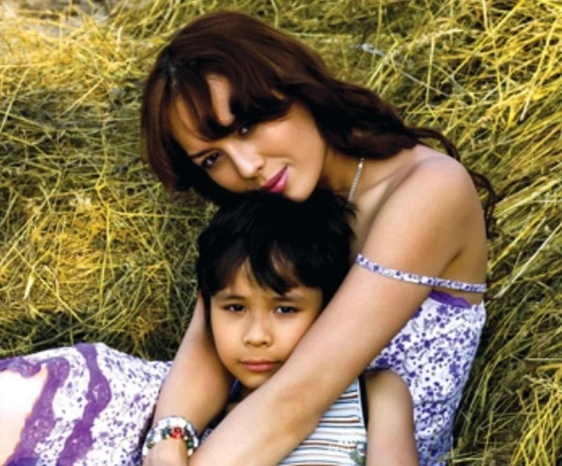 Линда Нигматулина с сыном. Фото: comode.kz