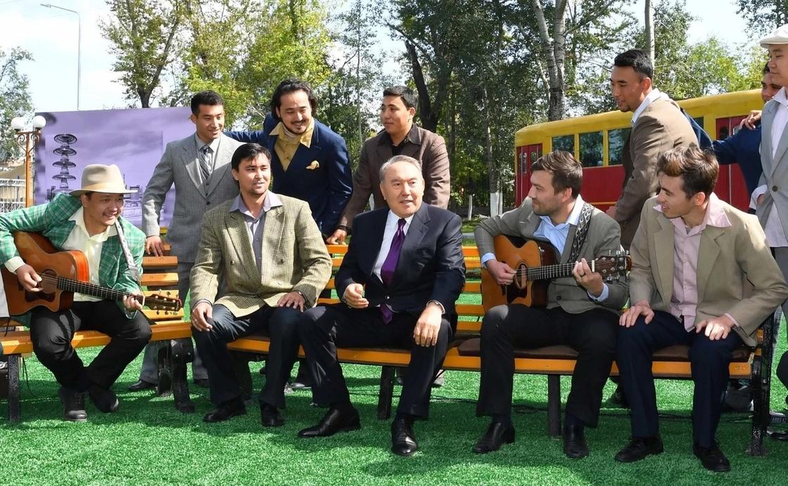 Назарбаев спел «Песню о тревожной молодости» с жителями Темиртау (видео)