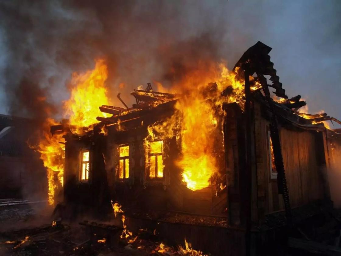 Поссорившись с женой, житель Атырау сжег дом ее сестры