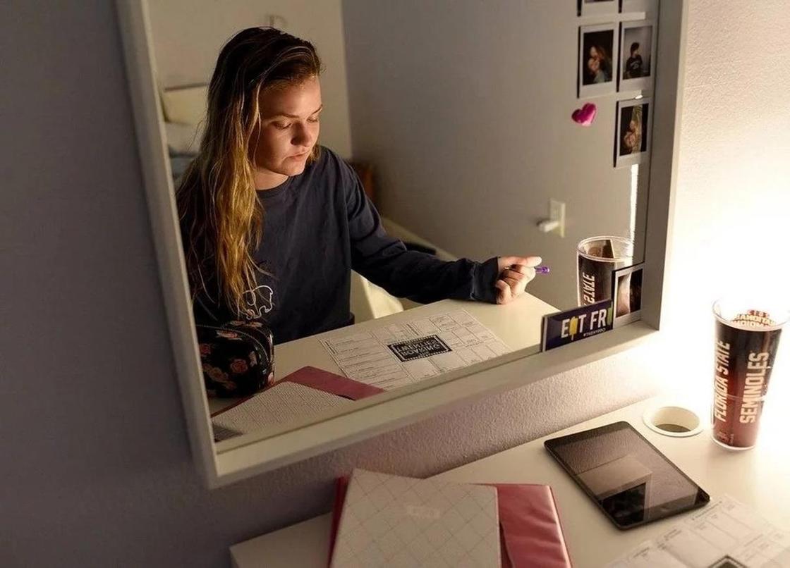 17-летней школьнице приказали заклеить соски пластырем, чтобы «не отвлекать одноклассников» 17-летней школьнице приказали заклеить соски пластырем, чтобы «не отвлекать одноклассников»