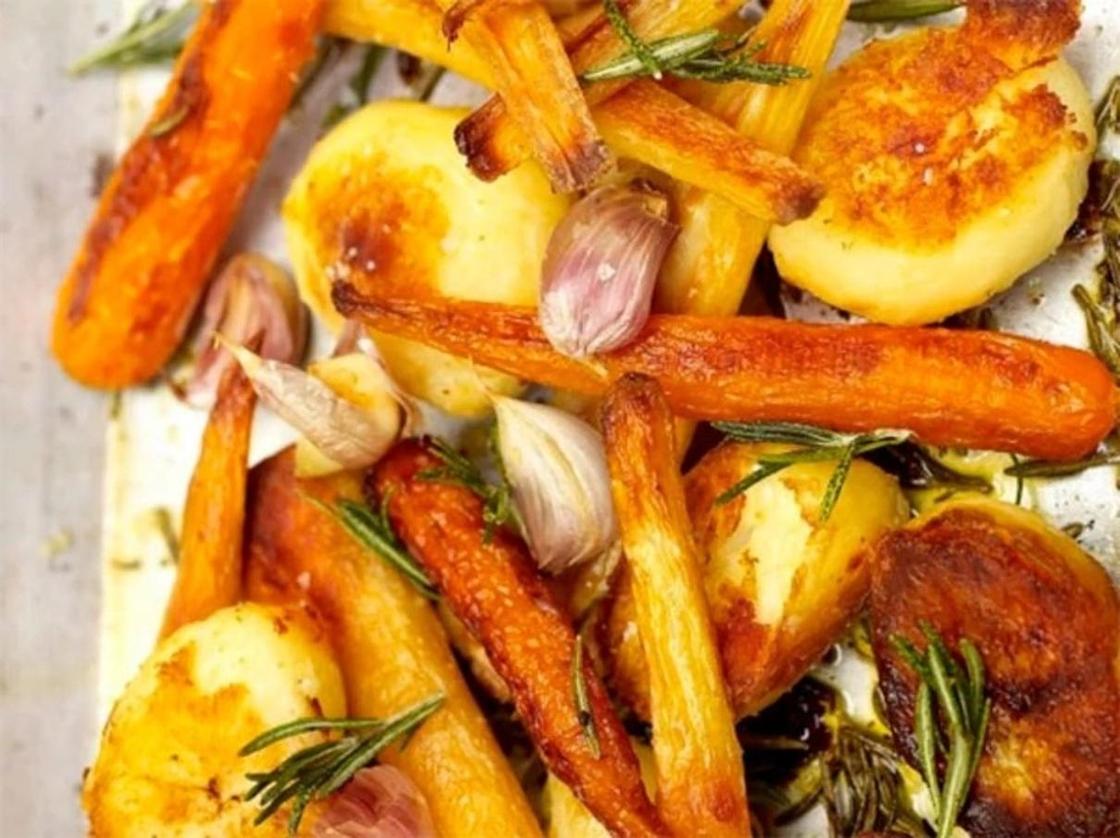 Рецепт картошки в духовке с морковью. Печеные овощи Джейми Оливер. Запеченные овощи Джейми Оливер. Картошка с овощами в духовке. Запеченная картошка с овощами в духовке.