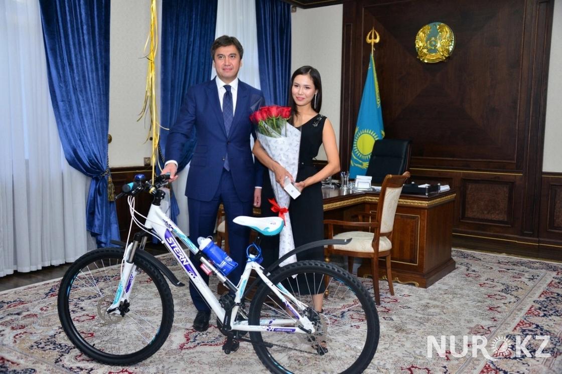 Аким Шымкента подарил Назиме велосипед и iPhone (фото)
