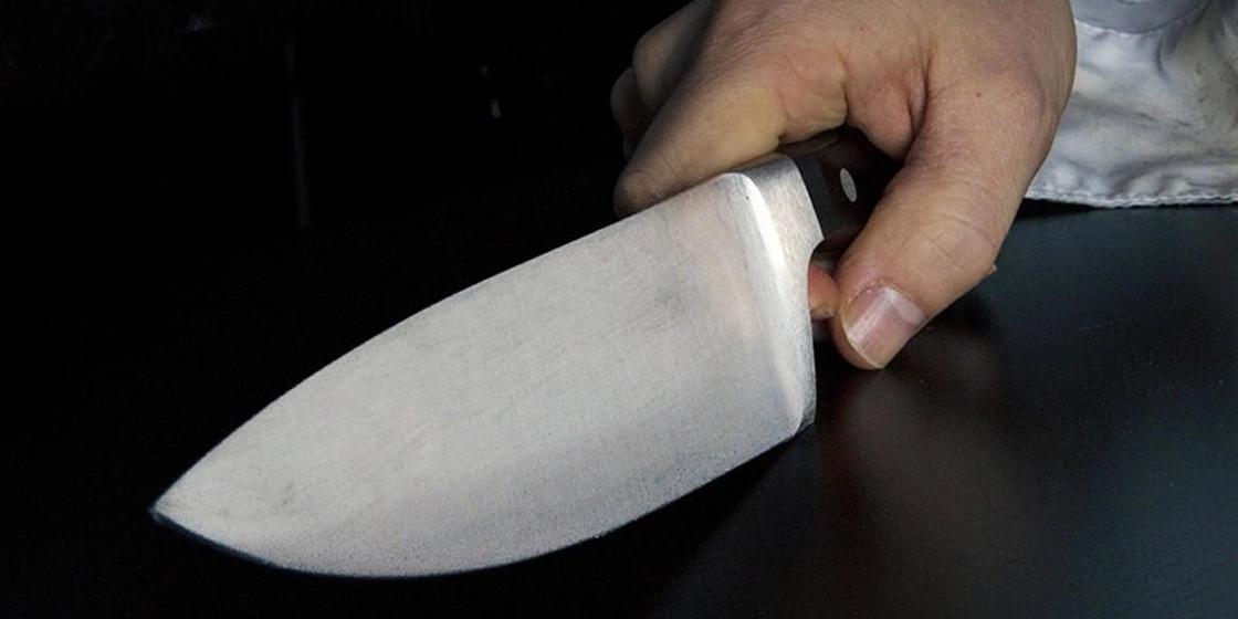 Жена накинулась с ножом на мужа-тирана в Караганде