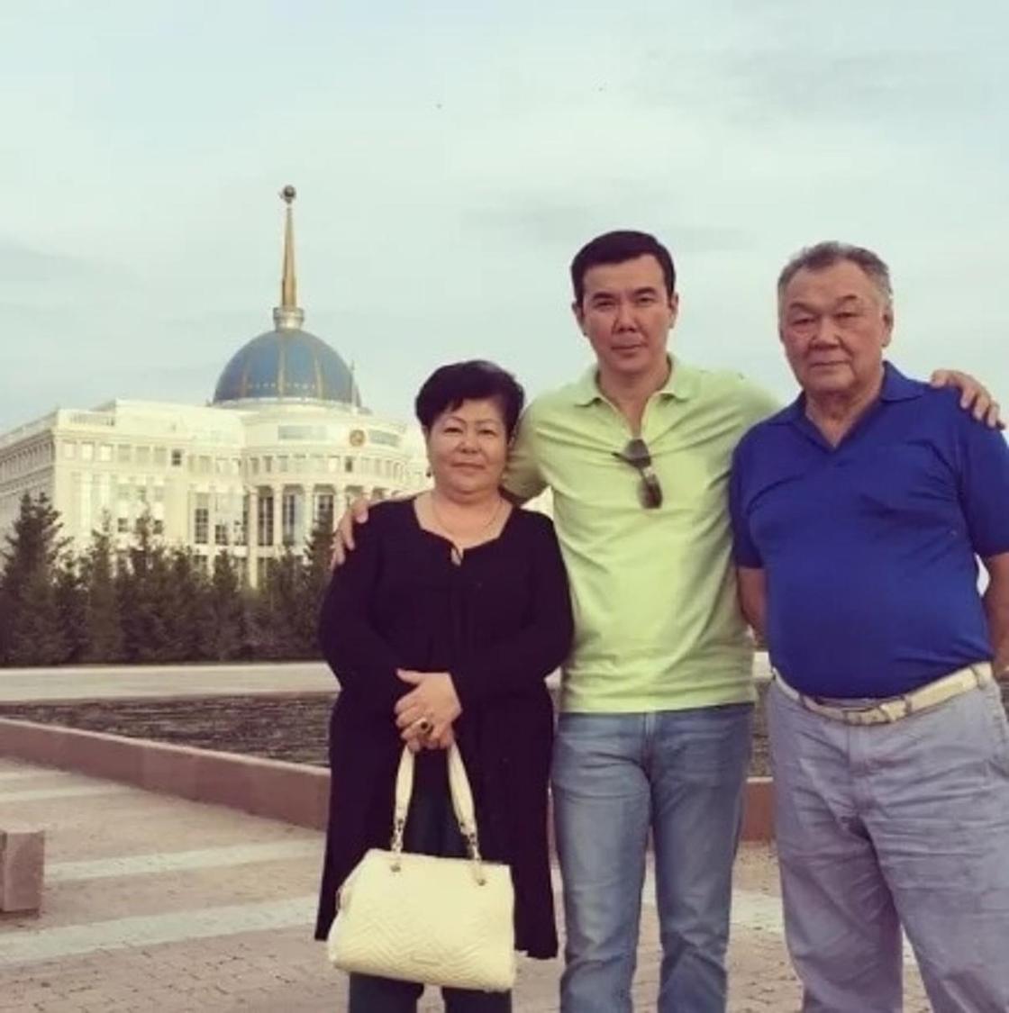 Телеведущий Нурлан Коянбаев с родителями. Фото: tengrinews.kz