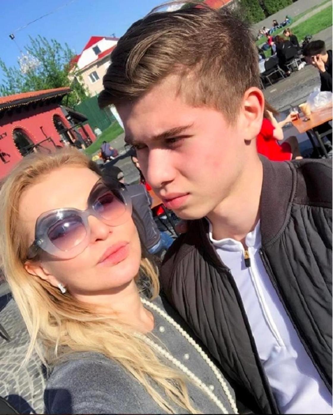 Жәмилә Серкебаева ұлымен. Фото: Instagram