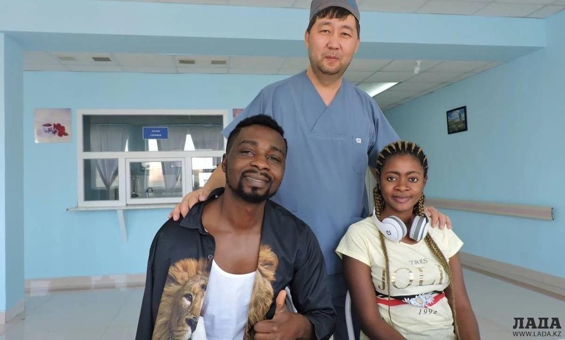Нигериец получил перелом плеча во время армреслинга с тамадой из Актау