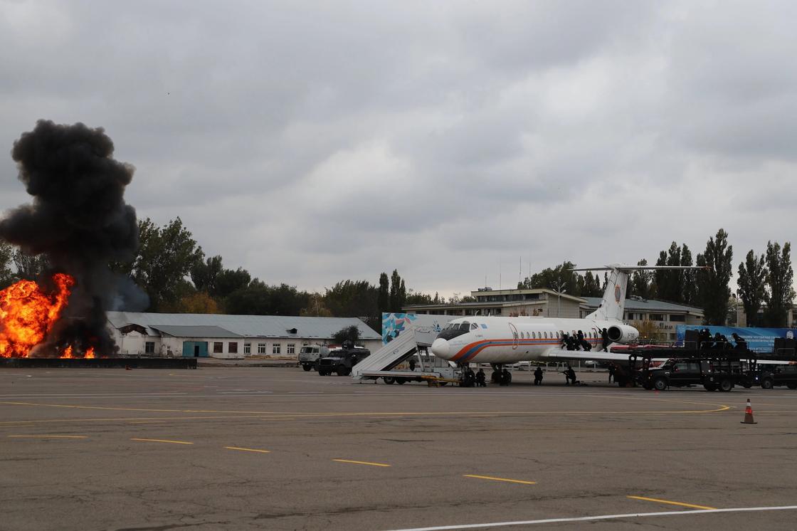 В аэпорту Алматы ликвидировали "террористов" (фото)