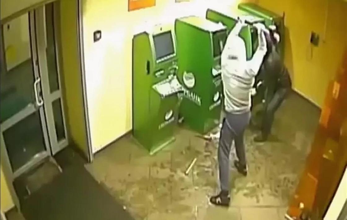 Взлом кувалдой оказался самым легким способом ограбить банкомат