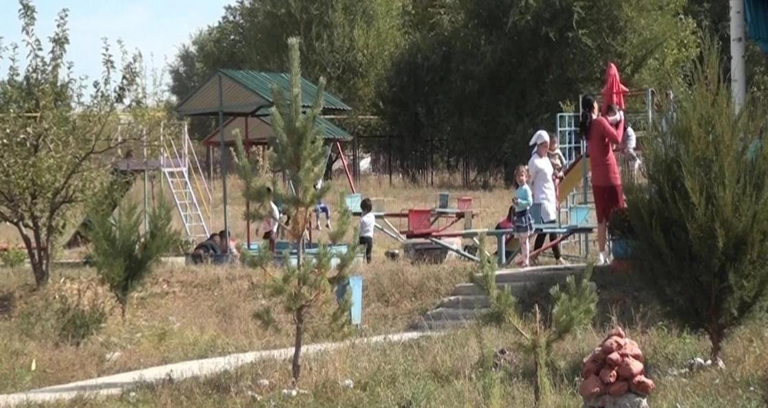 Воспитателей заставляют стирать и подметать в детском саду Туркестанской области