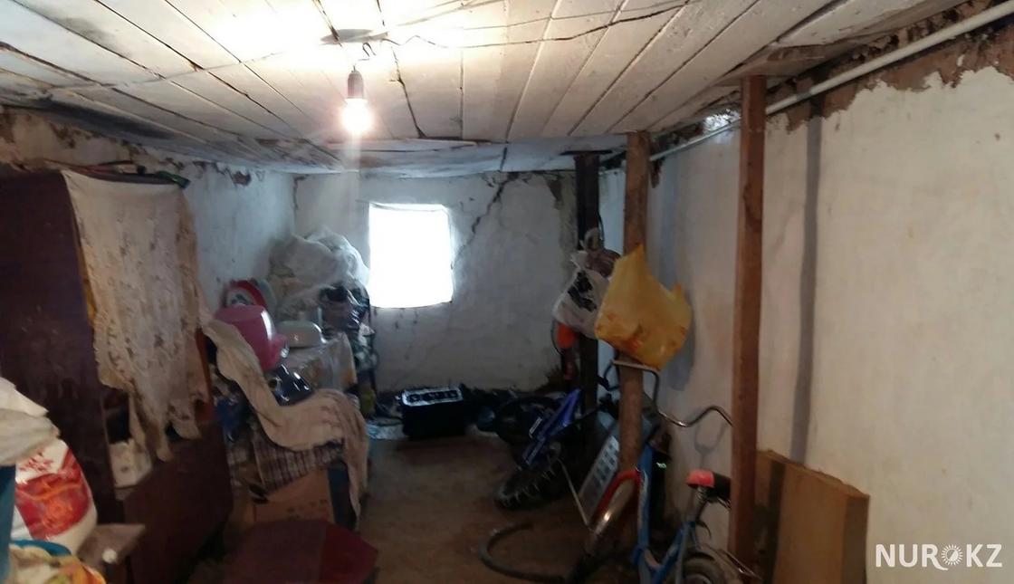 Семья из ЗКО два года живет в разваливающемся доме