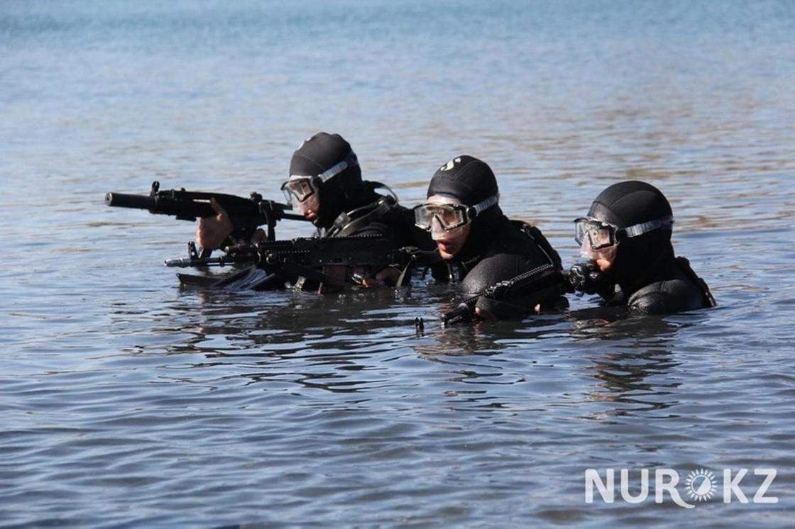 «30 кг под водой»: Что из себя представляют боевые пловцы ВС Казахстана (фото)