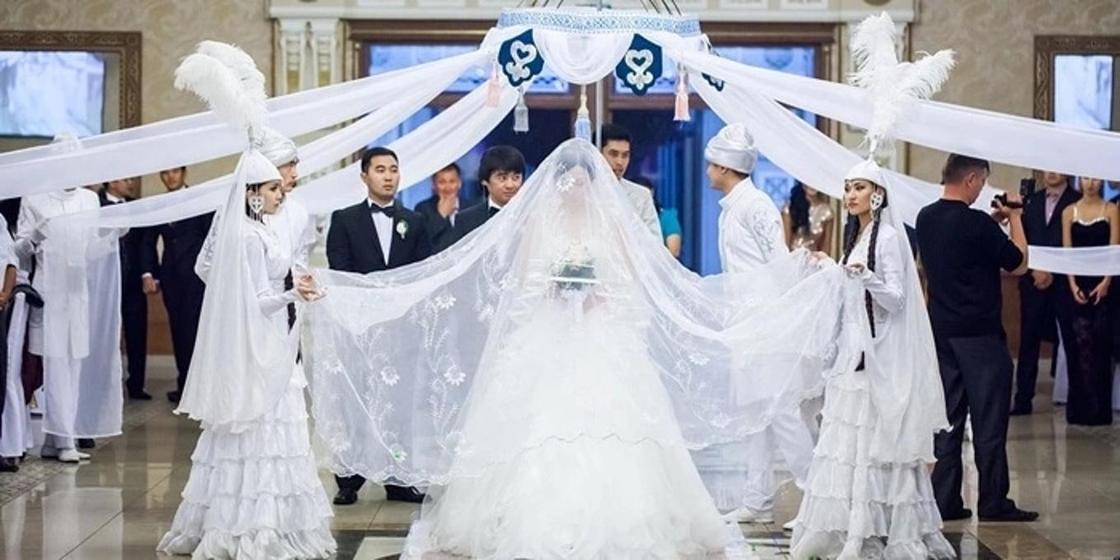 Власти Казахстана намерены искоренить помпезные свадьбы