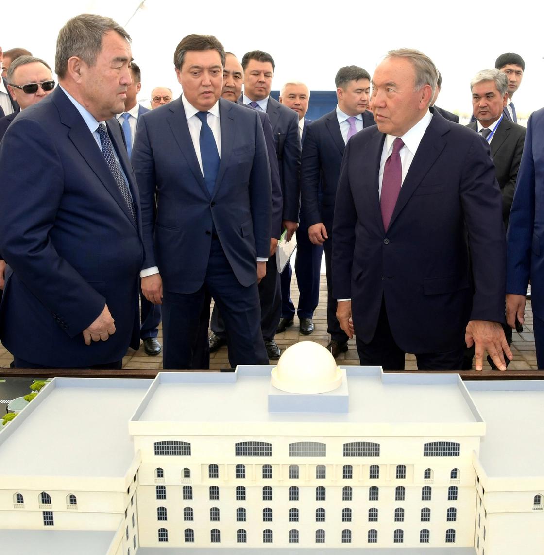 Президент принял участие в церемонии закладки мемориального камня в Туркестане (фото)
