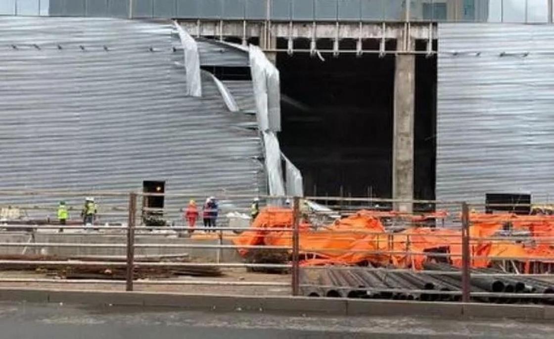 Последствия урагана в Астане: рухнувший кран, дыра в «Пирамиде» и сорванные крыши (фото, видео)