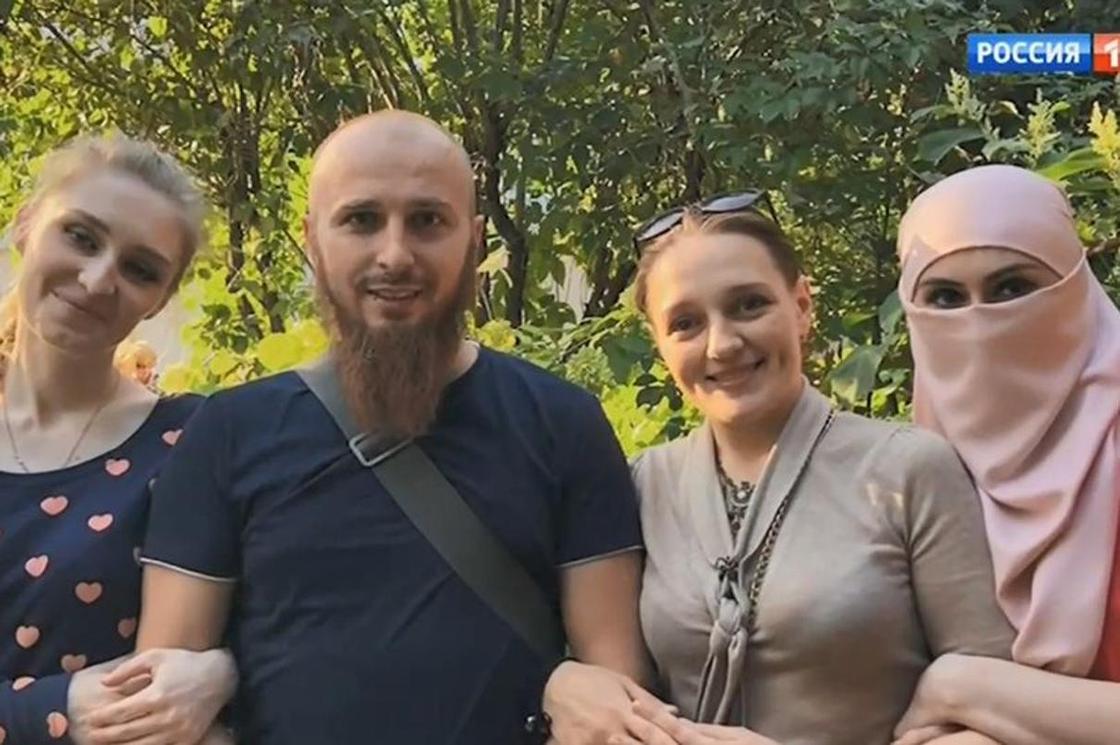 Товарищ Сухов и три его жены: россиянин завел гарем и прославился на весь мир Товарищ Сухов и три его жены: россиянин завел гарем и прославился на весь мир